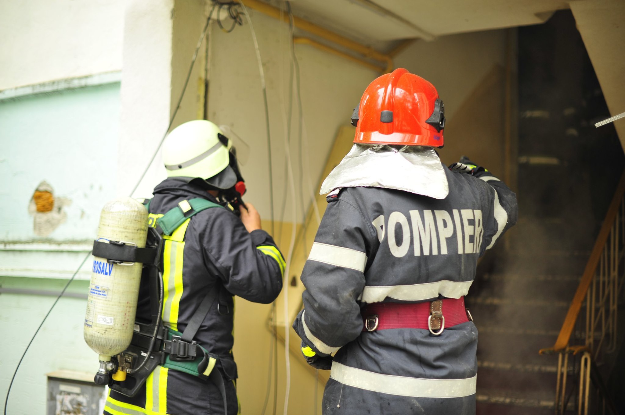 Galați - explozie neurmată de incendiu într-un apartament situat la parterul unui bloc de 4 etaje
