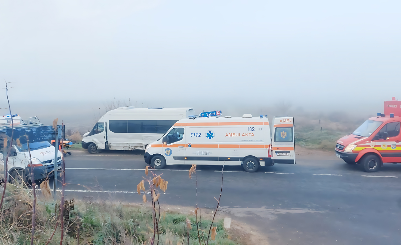 Accident rutier, între un microbuz școlar și un autoturism, în județul Iași