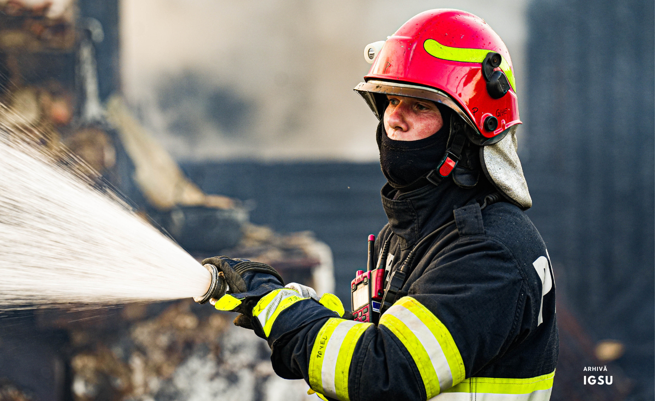 Incendiu violent la un service auto din Craiova
