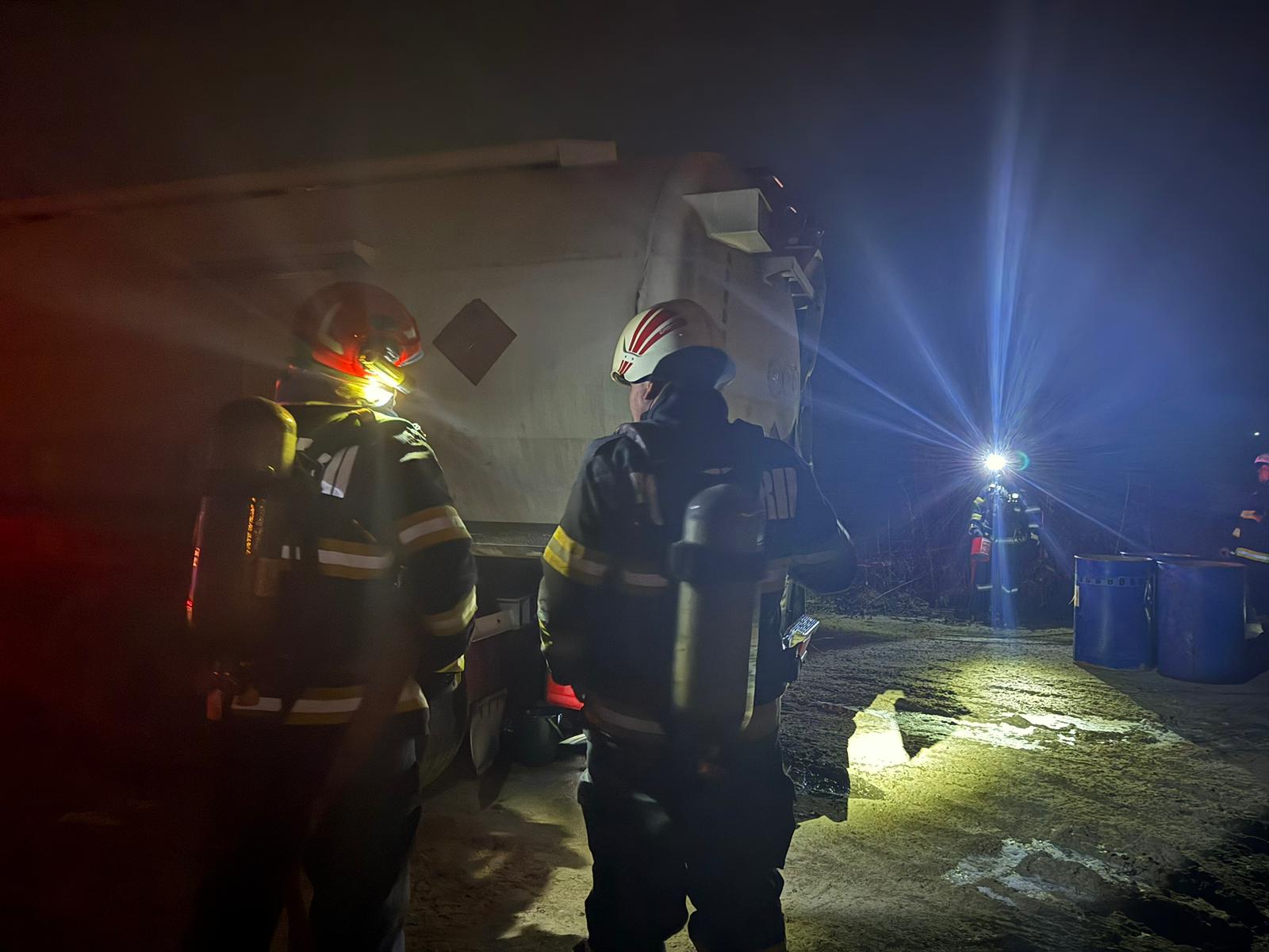 Accident rutier între un TIR și o cisternă încărcată cu motorină