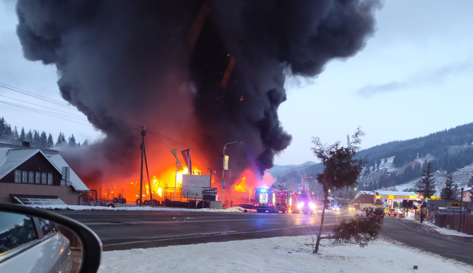 Incendiu la un depozit de cauciucuri, în localitarea Argestru